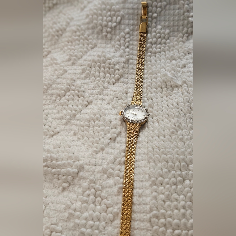 Elegant Gold Women's Elgin Quartz Watch Gold Tone With Stainless Steel Back Not